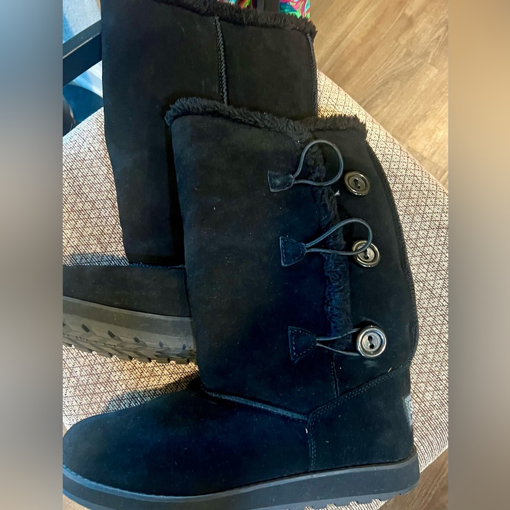 Skechers leather upper with a faux fur lining 
No inter boots size 9